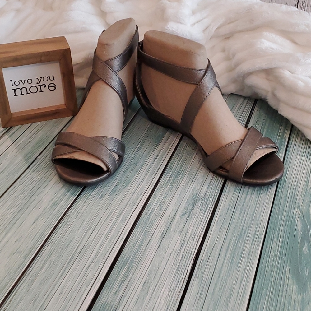 Strappy small wedge sandals